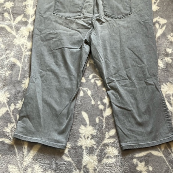 NWOT Torrid Grey Jeans - crop lean super soft “feel the fit” Sz Torrid 4 (26/4X) - Picture 8 of 13